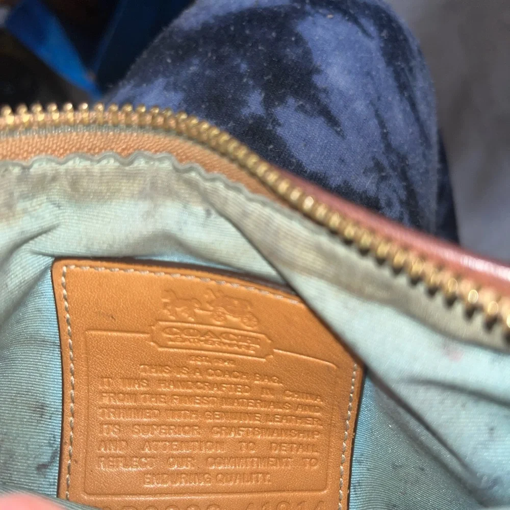 Vintage crossbody Coach horse and carriage bag, normal wear. - Picture 3 of 5